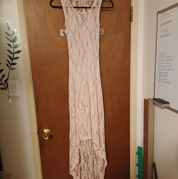 Floor length lace dress - Picture 2 of 3